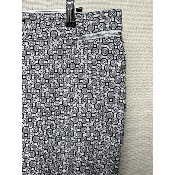 ROZ & ALI BLACK WHITE CAPRI STRETCH PANTS SIZE 16 W/ Zip Front Pockets - Picture 4 of 14